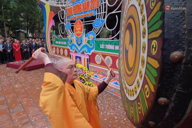 Người dân chen chân hứng nước thánh ở động Hương Tích trong ngày khai hội chùa Hương